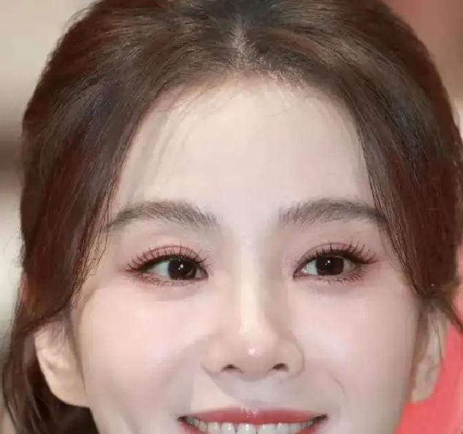 刘诗诗生图崩了？35岁状态被嘲像45机场素颜照一出，热搜直接爆了。细