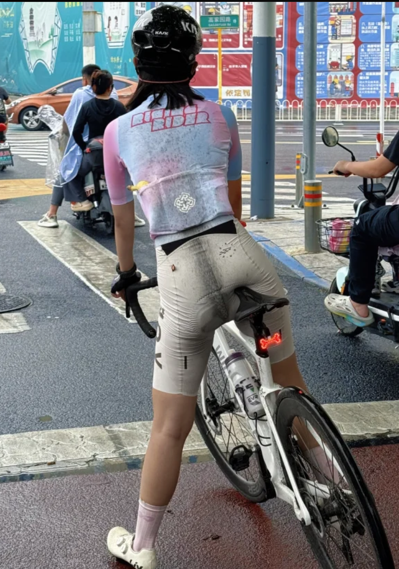 碰到个虾线女骑，要不要告诉她