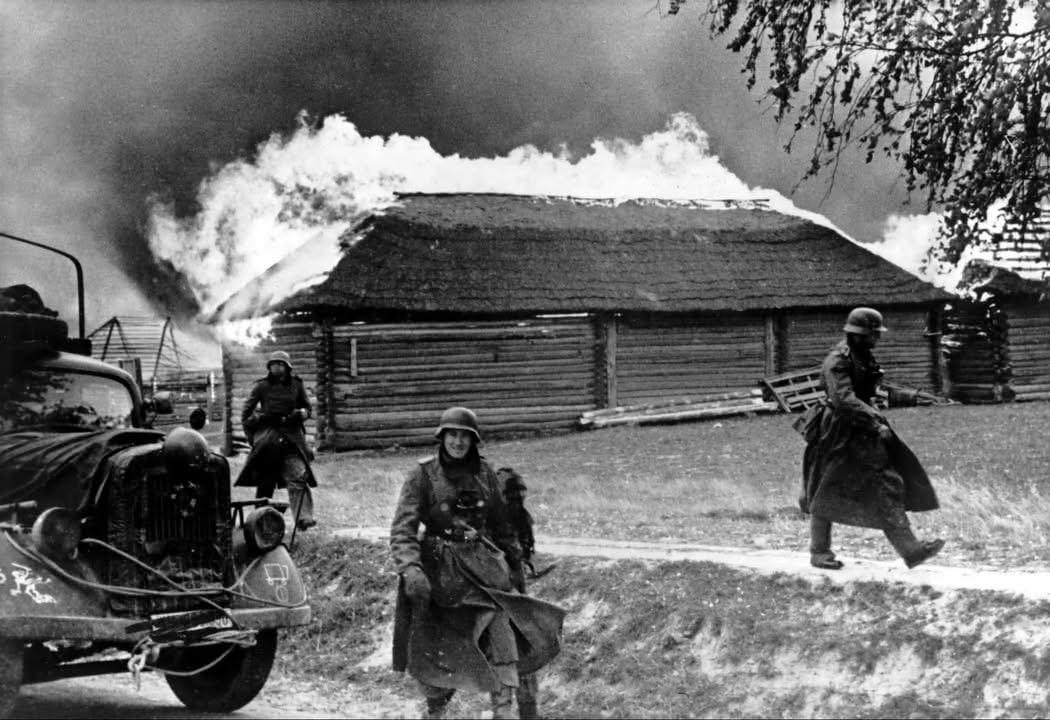 历史镜头下的二战东线战场！图一：为惩罚资助游击队的当地居民，纳粹德军肆意焚毁