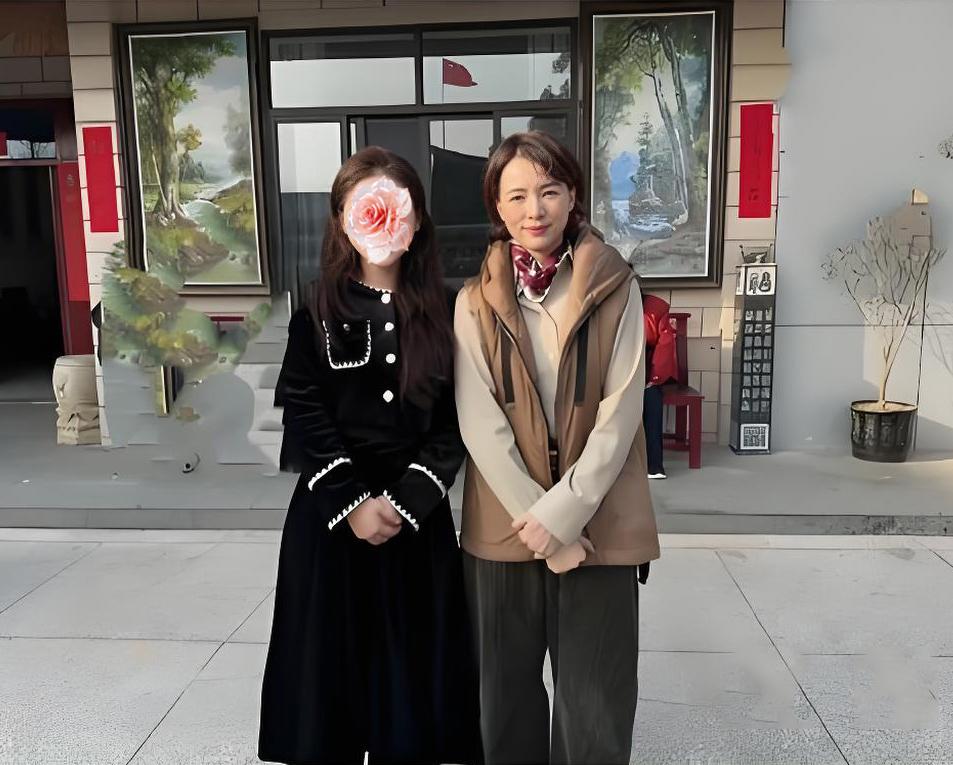 许久不见的前央视一姐董卿终于露面了，不是主持晚会、参加节目，而是被路人给逮到了。