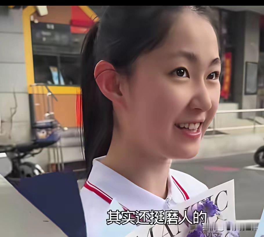 你敢信吗，这两个女孩竟然是同龄人！此刻读书与不读书的天差地别具象化了！