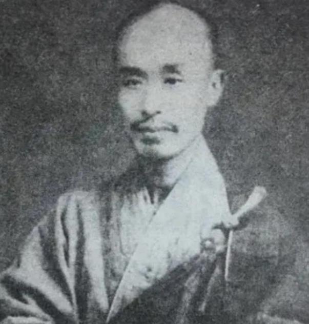 弘一法师临终前吩咐坐弟子说：”我命终前请在帐外念佛，但亦不必多念。命终后勿动我体