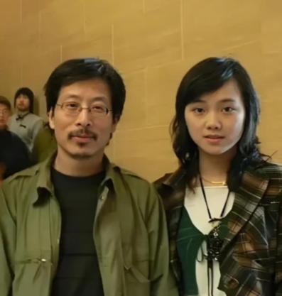 2015年，罗敏跟画家冷军离婚了，朋友问她：“你老公有钱有名，也没啥不良嗜好，这