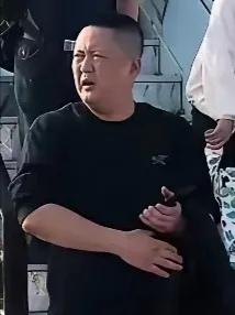 据说这是东航下跪事件的涉事人欧某，这样空姐当时的惊慌失措就说得通了。此人面相看起