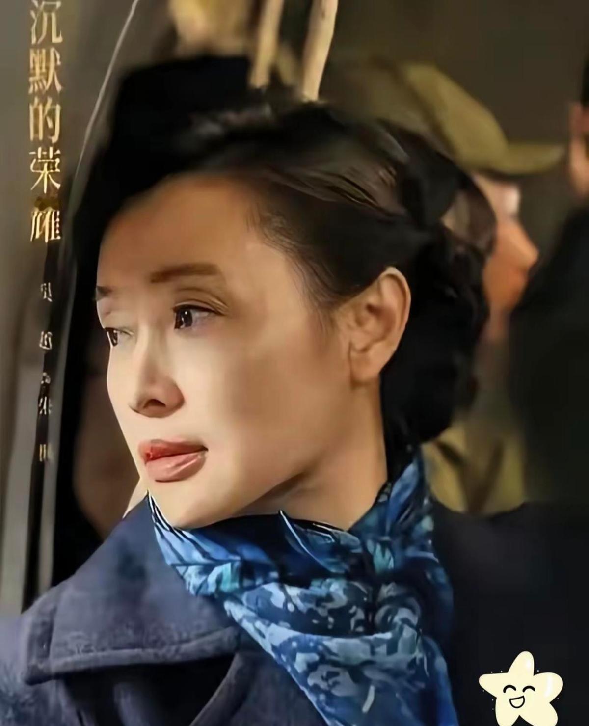 他蹲在工地墙角啃馒头，手机里女儿发来视频：“爸爸，你什么时候回来？”他没回，