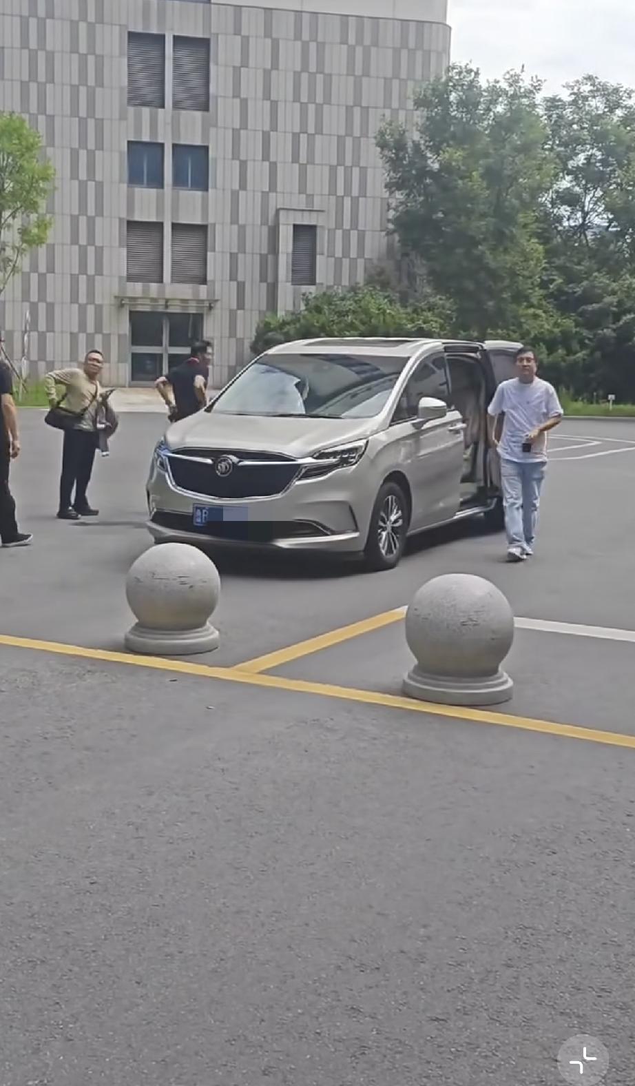 9月1日，谢霆锋坐专车到青岛海尔谈业务，他出场镜头被拍到，自己开车门出来，头颅好