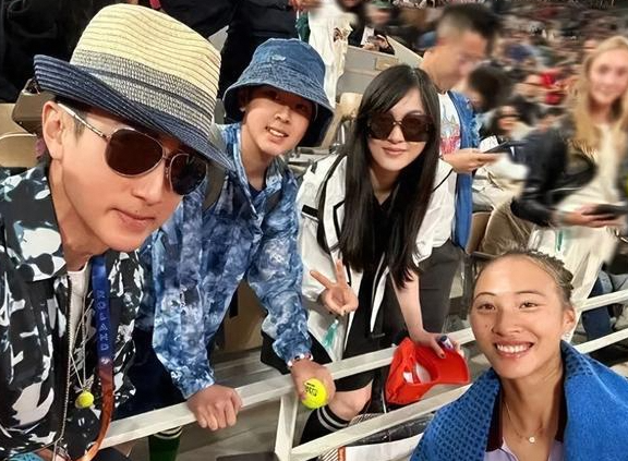 吴尊巴黎之旅遇郑钦文法网获胜，两大惊喜同框
