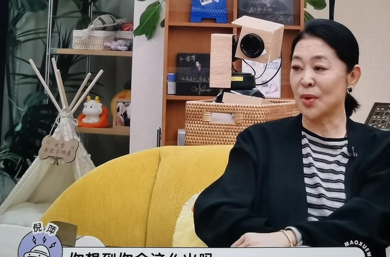 倪萍问李雪琴：“你从北大出来做网红，你想到过你会这么火吗？”李雪琴：“原来甚至没