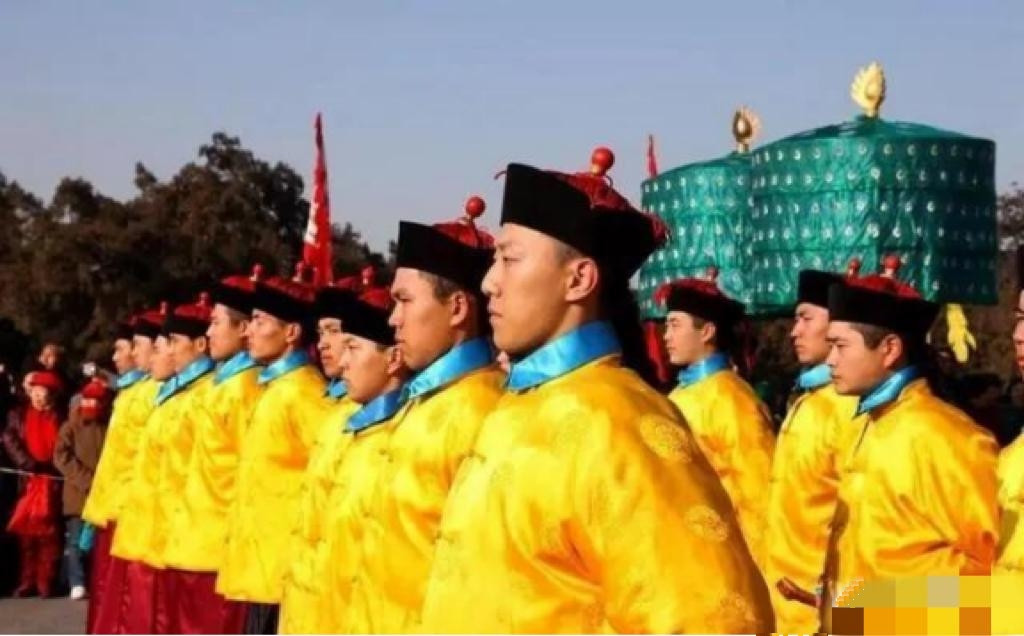 清朝侍卫的安保工作，简直就是本糊涂账！乾隆年间，有个四品官让皇帝瞧着面生，一问才