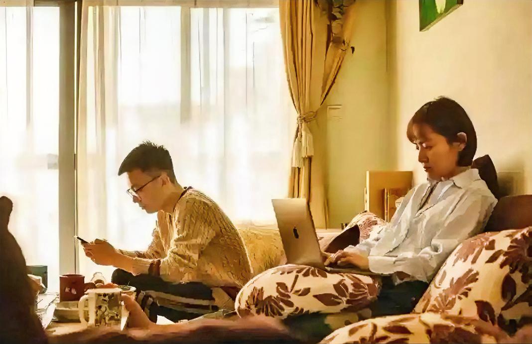 有人发信息问我：现在中年夫妻为孩子搭伙过日子的多吗？她说我知道我们俩早就没爱情了