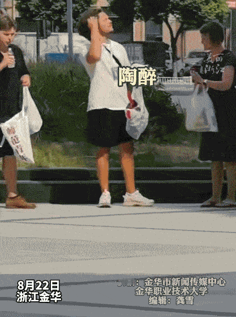“活久见！”浙江，35℃高温，街头突然出现一群人，有男有女，穿着短裤T恤，晒着