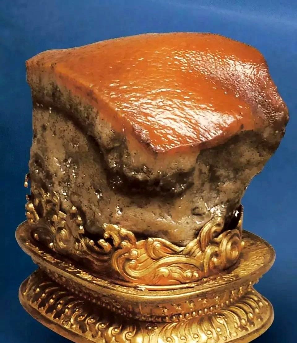 2009年，于瑞军到阿拉善出差，逛古玩市场发现一块奇石。他立刻心跳加速。稳了稳神