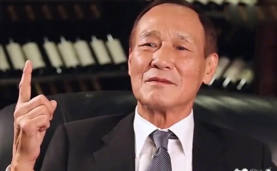 1984年，陈惠敏带着自己怀孕的妻子去参加宴会，碰见新义安的苏龙，苏龙一脚踢过去