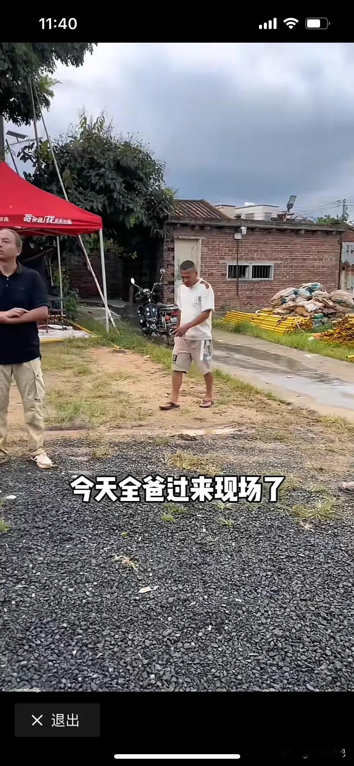 台风过后，全红婵爸爸第一时间来到自己的建房处查看，看看这次台风有没有影响到自己家