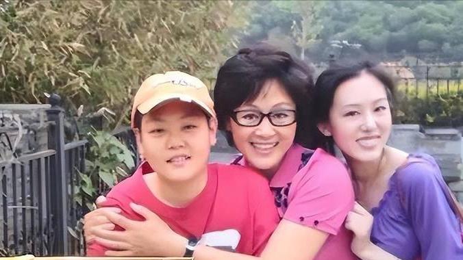 难怪王姬定居美国37年都不愿意回国，却偏要在国内力捧女儿高丽雯走红“捞金”，全因