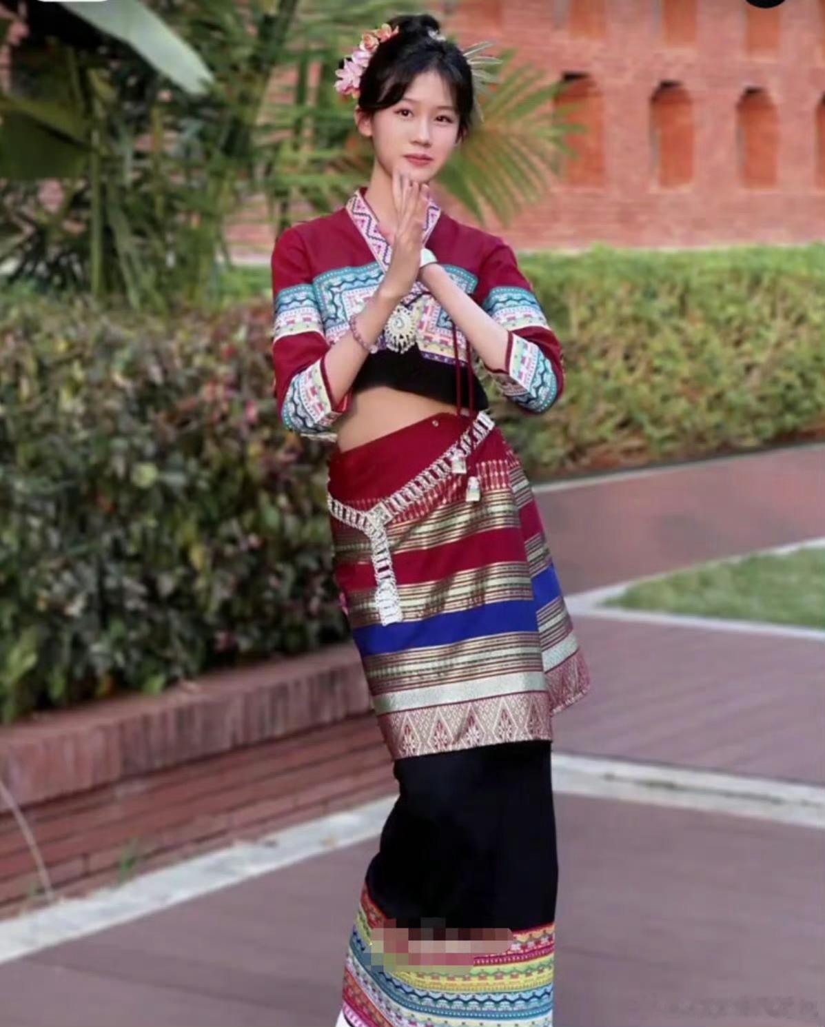 陆毅鲍蕾女儿身高不得了，全家都是大长腿。基因🧬真的无敌了！