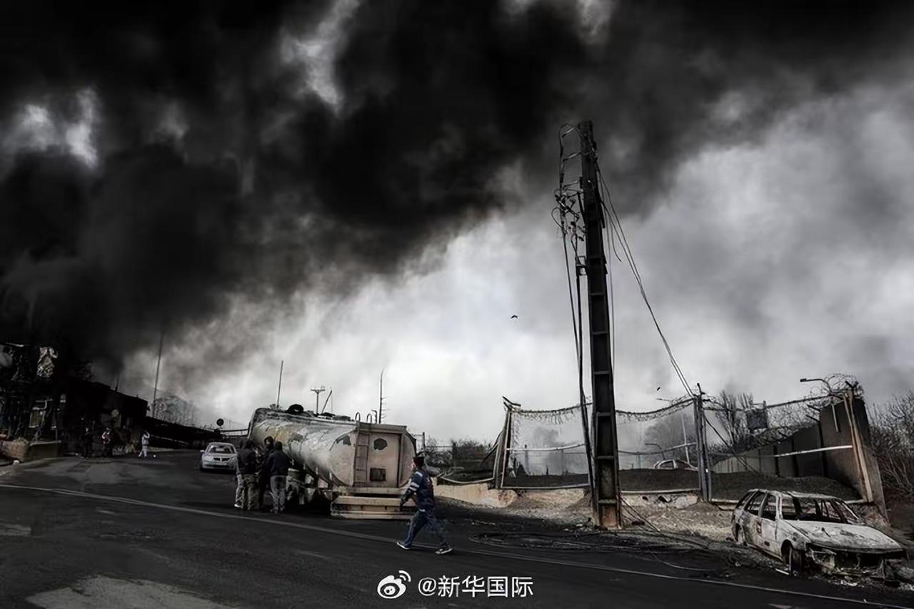 美以内讧实锤，空袭炸出“黑雨”，美国先跑了！炸锅！美以突然彻底闹掰！空袭伊
