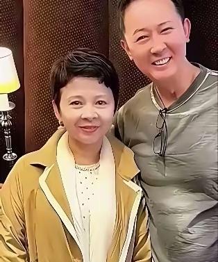 董文华今年63岁，不上舞台看上去就是一个普通老太太了。她演唱的歌曲曾经在大江南北