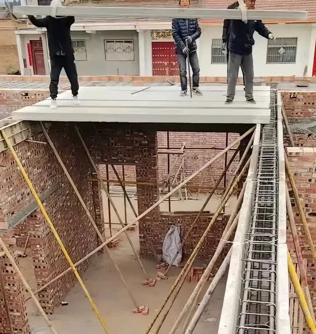 山西，一名男子发现村里有一户人家正在建房，然而，让他没想到的是，他们的房顶居然选