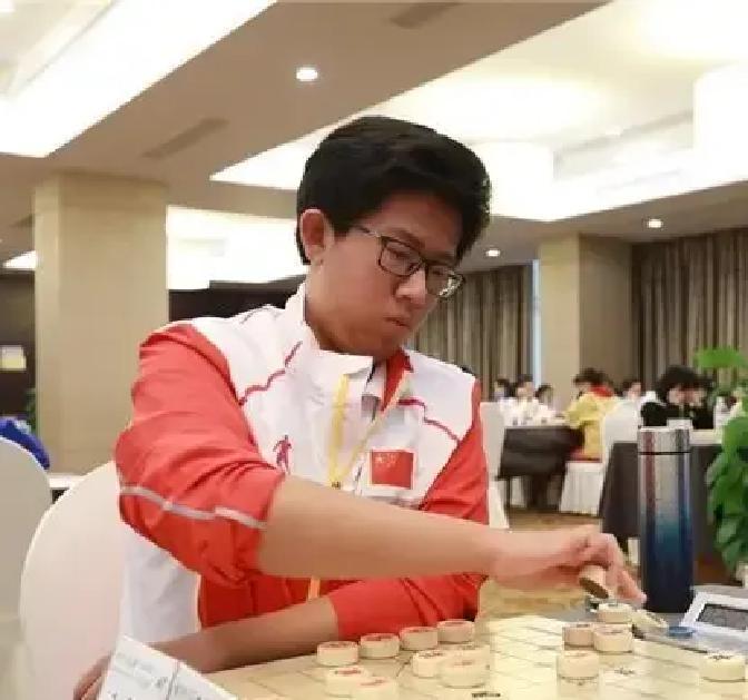 21岁新棋王，奖金0元！王禹博刚把奖杯举过头顶，就收到两条通知：特级大师资