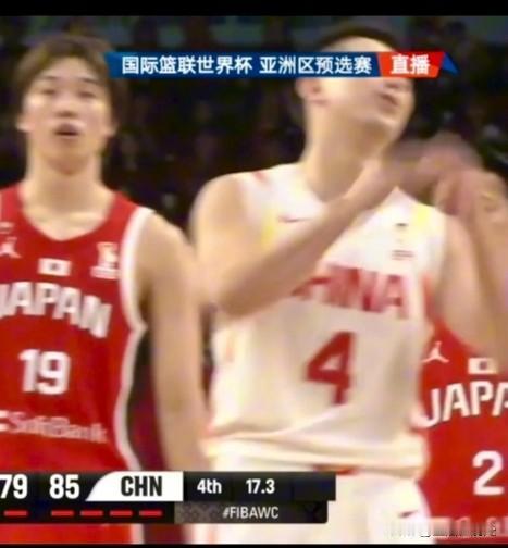 日本罚球不进，裁判生气了，指责赵继伟，别在后面走动。还剩17秒，判了中国队一个