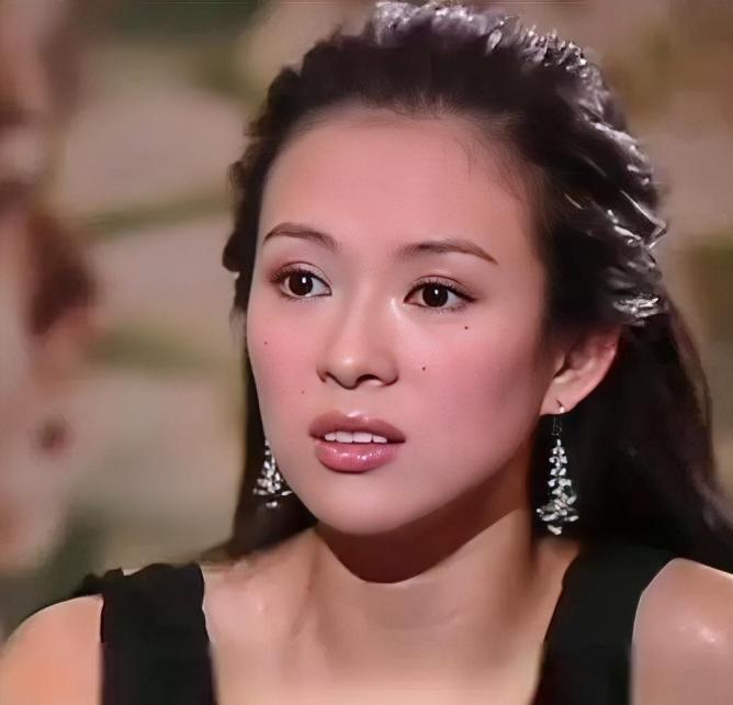 2009年，章子怡“沙滩照”曝光后，在一档访谈节目里说出了经典台词：在我身上发生