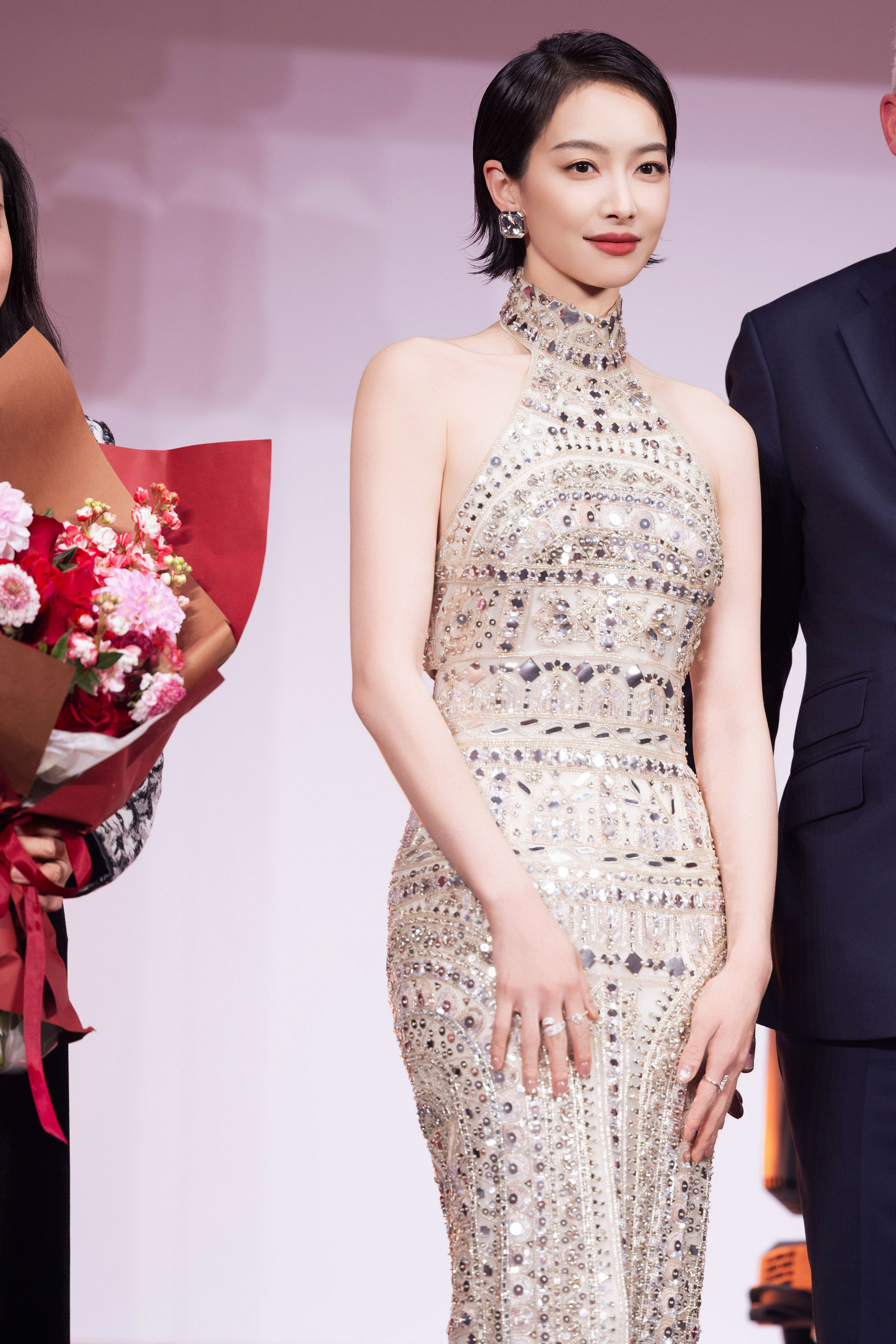 宋茜光影流转，摇曳生姿。于人群中自成焦点，与美好不期而遇。