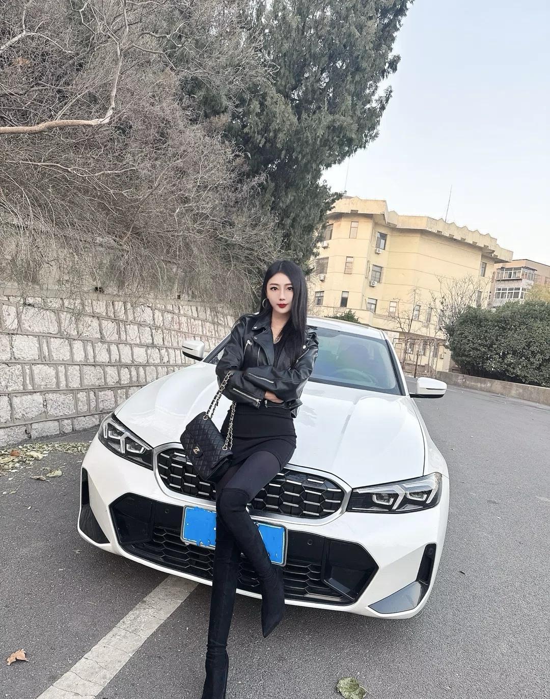 都市酷女孩，黑色皮衣搭配，自信满满！