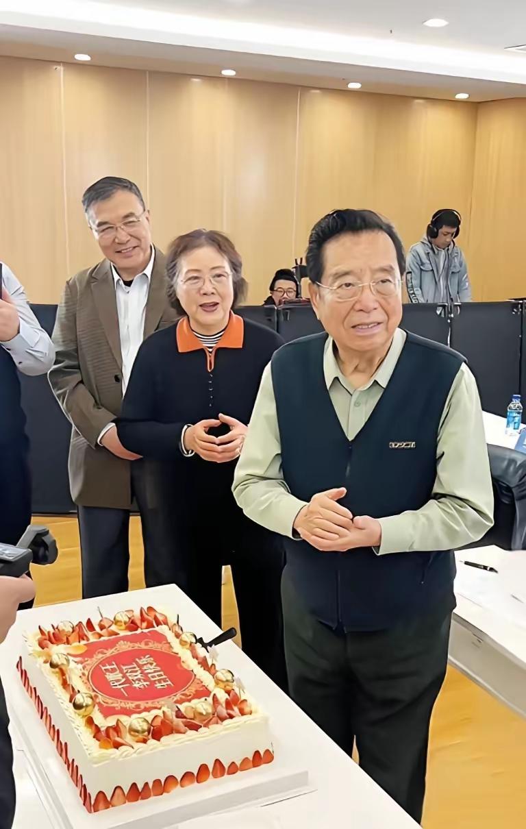 有个事，一直不敢说，其实李双江离婚的传言，真没必要跟着瞎猜！从87岁生日这场细节