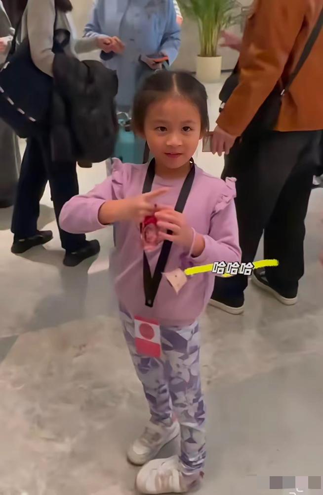 妈呀！这是赵雅芝的小孙女，果然美貌是会遗传的……赵雅芝二儿子的女儿，长得如此