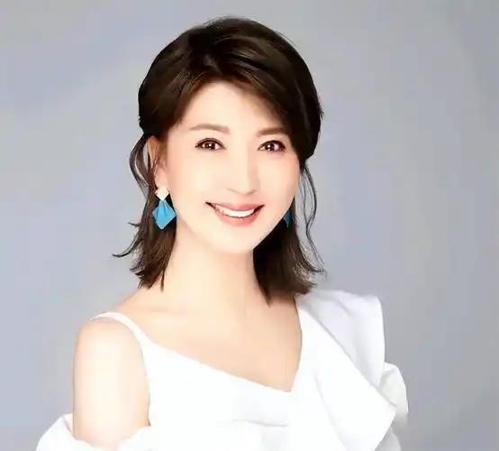 闫学晶说自己唱二人转受到了很多人的歧视，说唱二人转的没好人。闫学晶从十五岁就