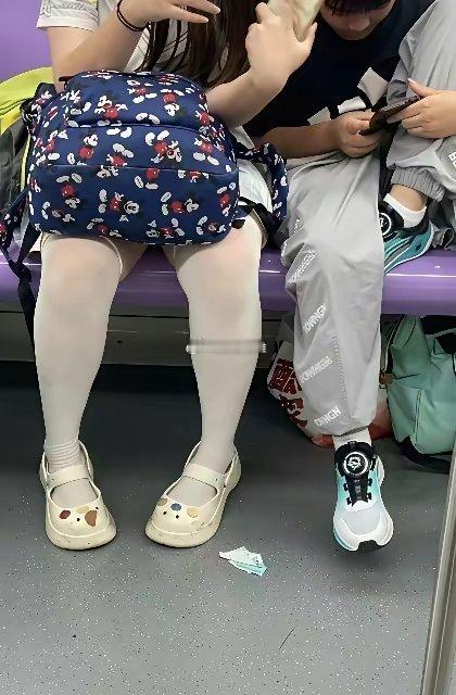 不得不说，上海真的很上海！地铁上换了三波人，愣是没人捡.....