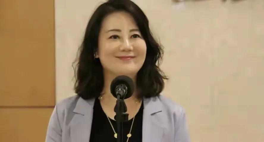 吴思瑶被吴子嘉骂成是一个八婆。吴子嘉说吴思瑶既看不清政治现实，也看不清政治结构。