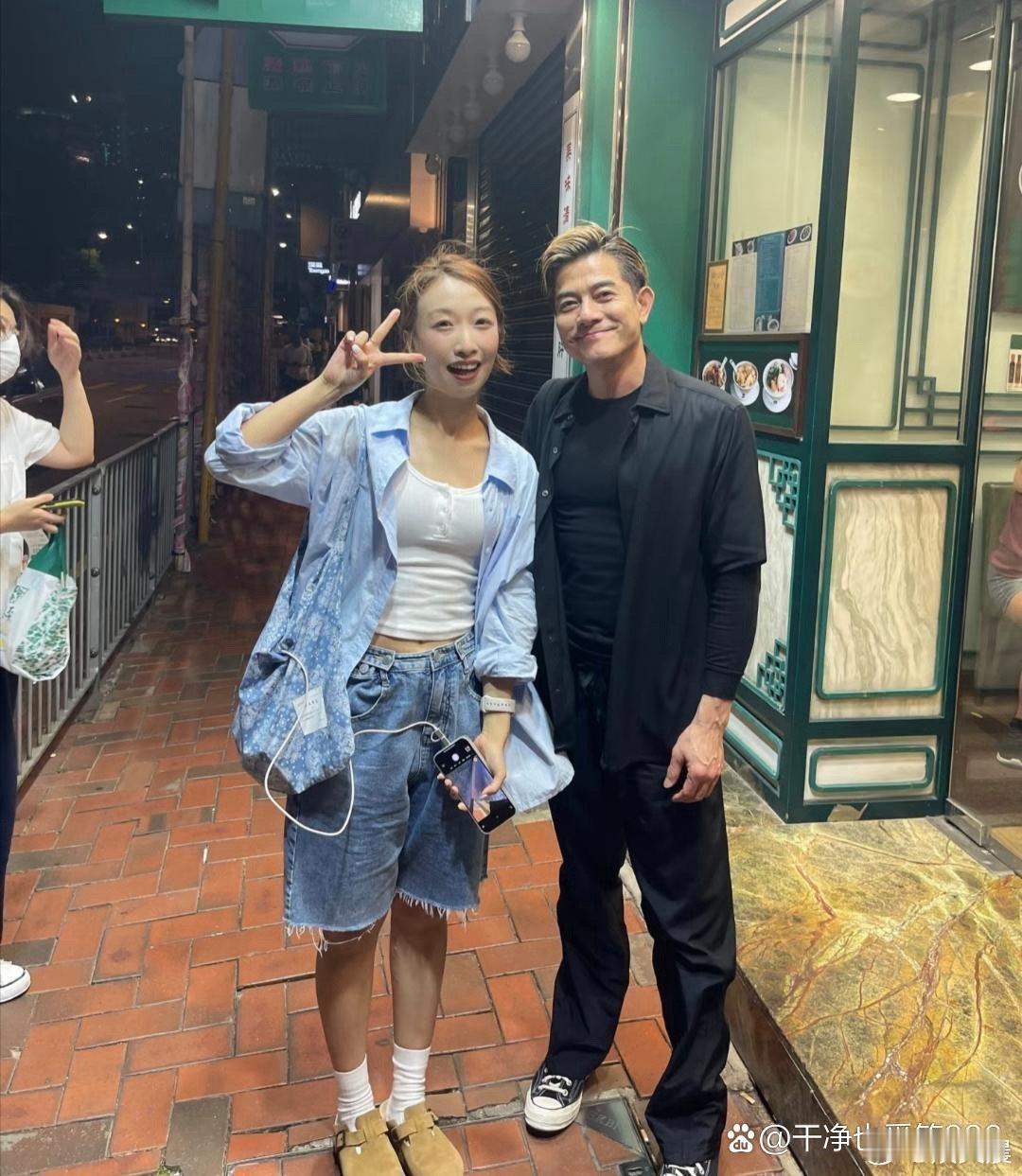 60岁郭富城香港铜锣湾街头被偶遇！一头黄毛搭配帆布鞋超减龄，身形清瘦却状态在线，