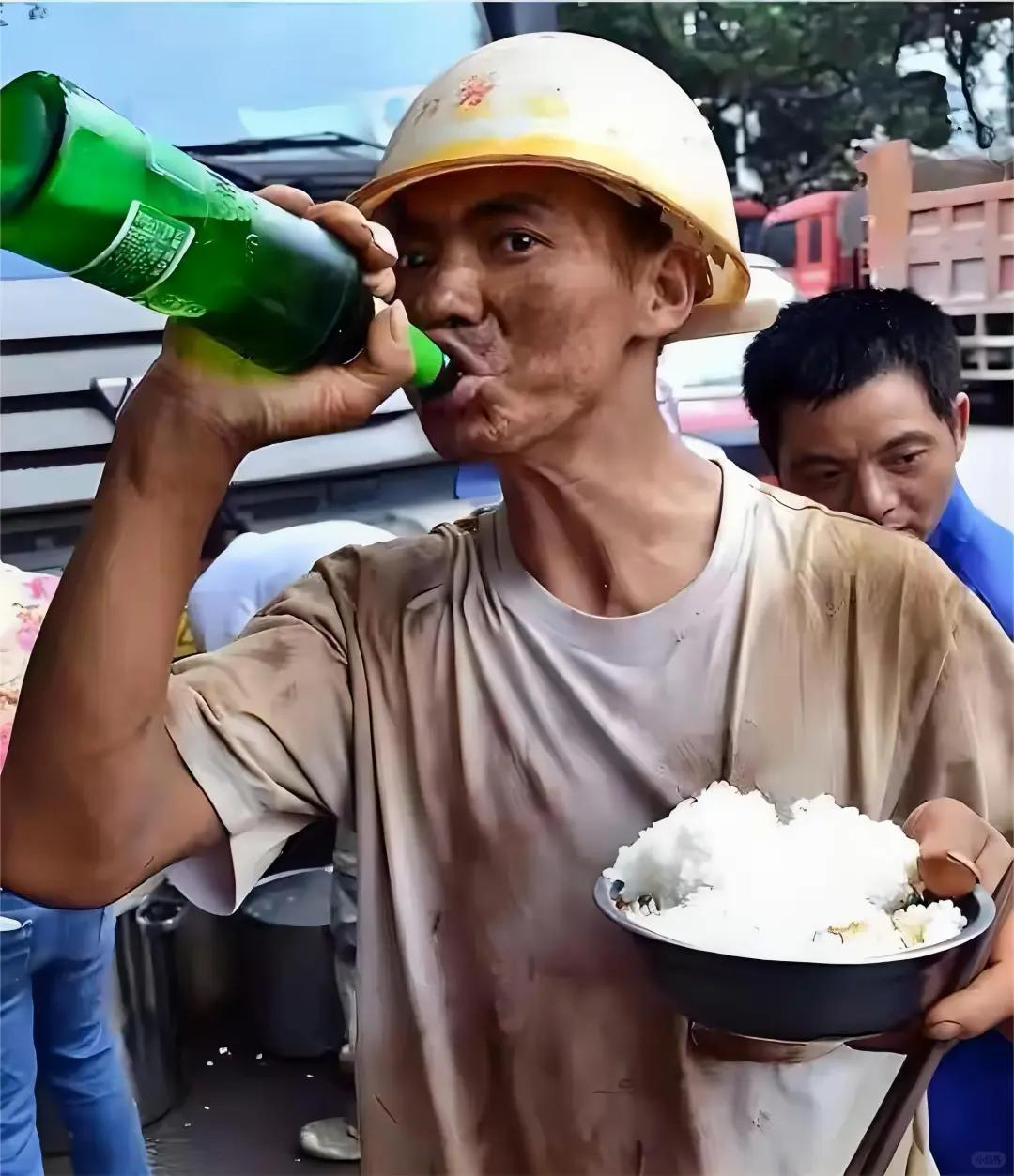 中午吃饭，看到邻桌一位工地大爷，拿起冰啤酒仰脖就灌，一口气下去三分之一。瓶子上挂