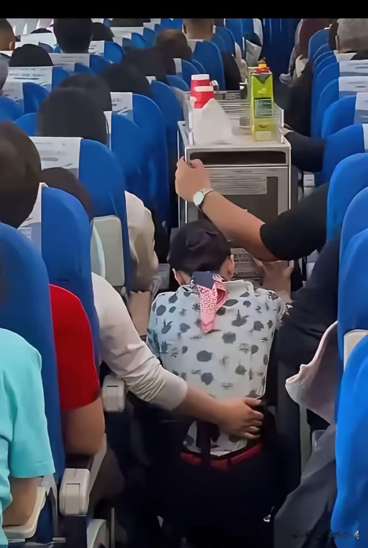 东航的空姐被顾客逼着下跪道歉这事不处理好，大家谁还会乘坐这个航空公司航班？这不能