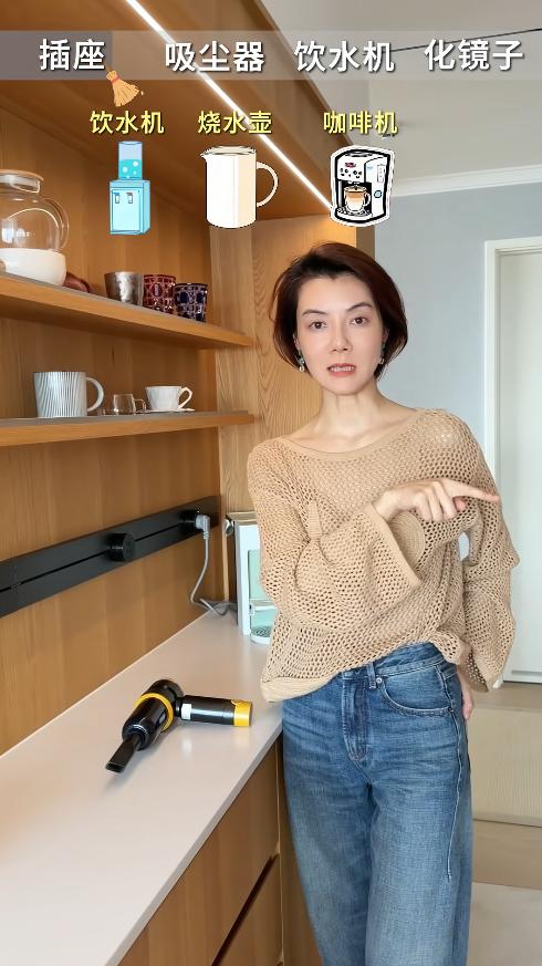 车晓，引发热议。7月3日，44岁车晓从顺义上亿大别墅搬进新家，面积不大、白墙