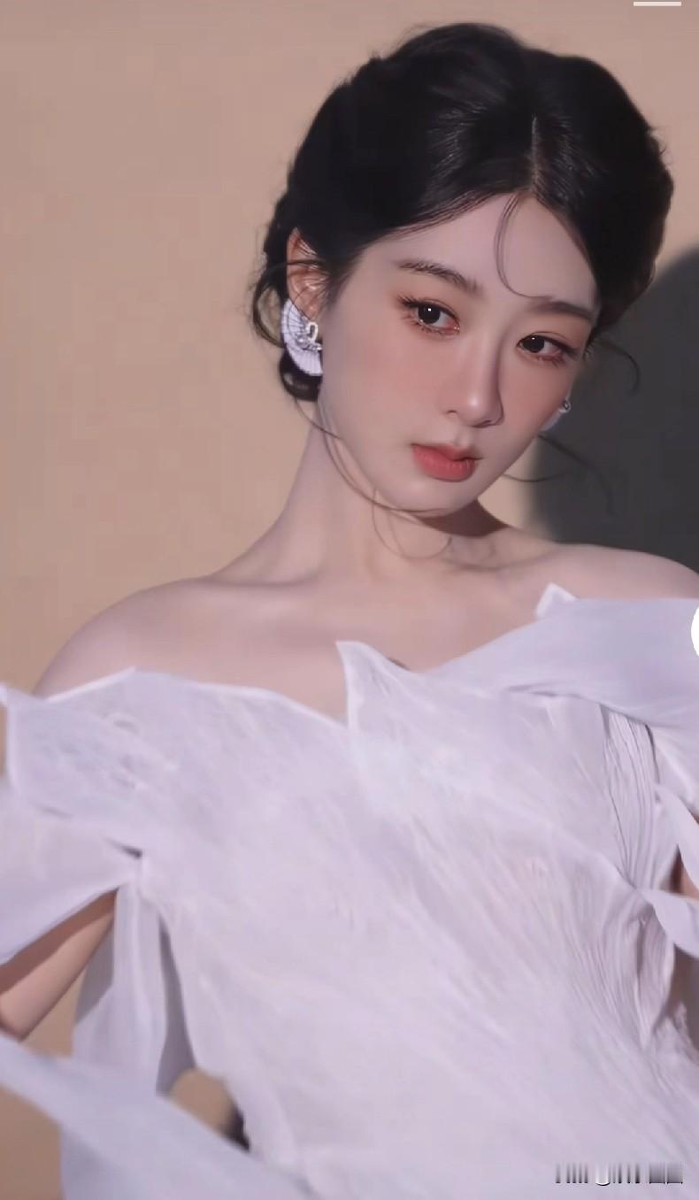 许久未出现的杨紫还是美的，但其实她身上美貌是最不值得一提的。从《家有儿女》的