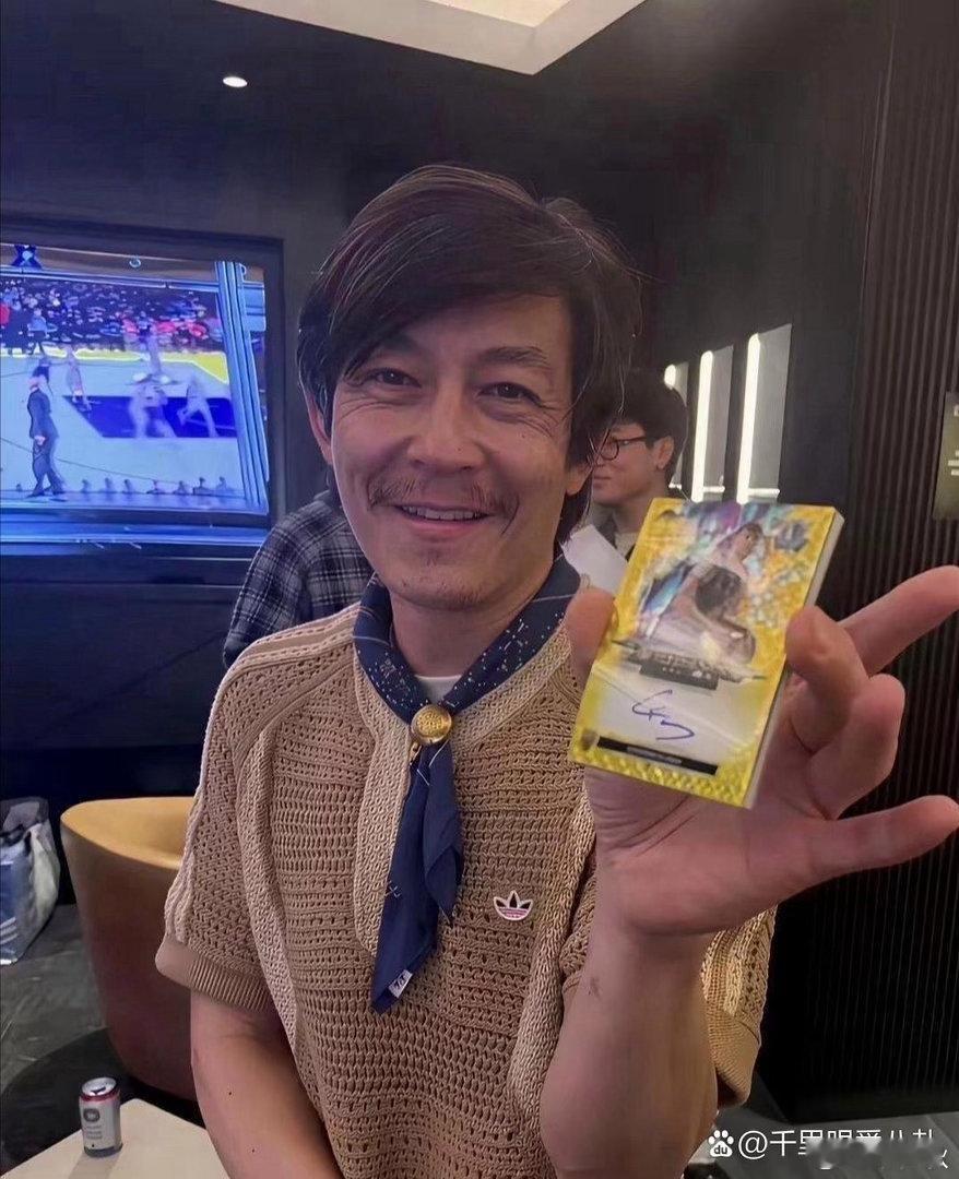 45岁陈冠希都不在乎穿着了，素颜舒服哈​​​