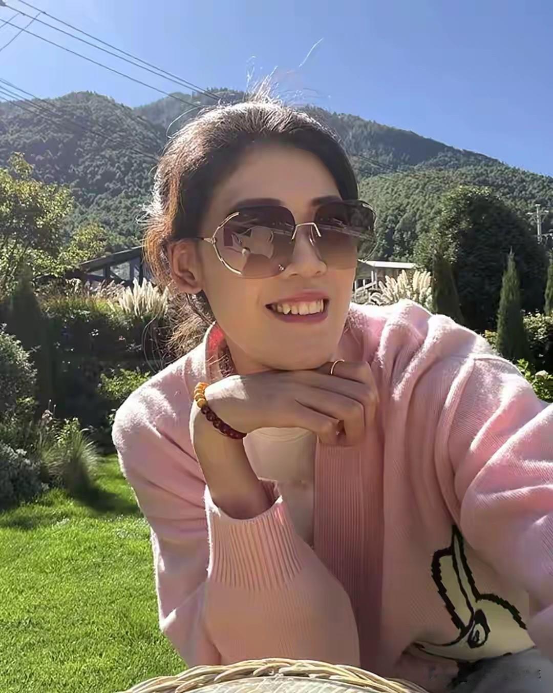 中国女排球员李盈莹近况：在近日更新的状态中，李盈莹这样写道：寻一处山间小院，