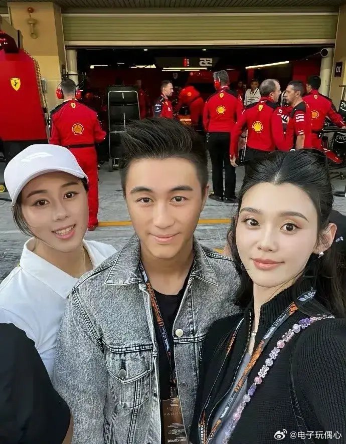 奚梦瑶确实情商高，只要不挨着何猷君合照，她就站直了…