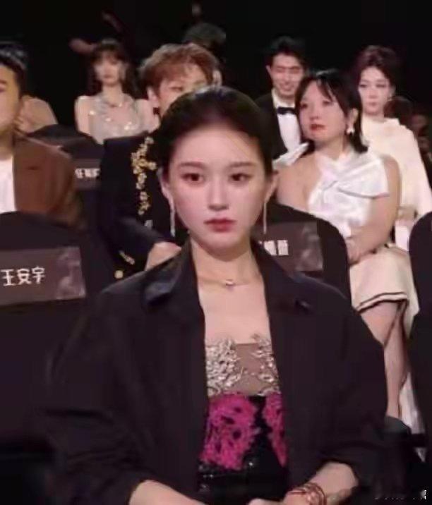 好绝的错位啊，本来以为赵露思做了刘亦菲同款满天星发型，但其实是汪苏泷衣服上的花纹