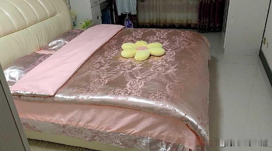 我看你换四件套忙前忙后，突然觉得有点心疼。这不是在伺候老公，这是在给自己的人