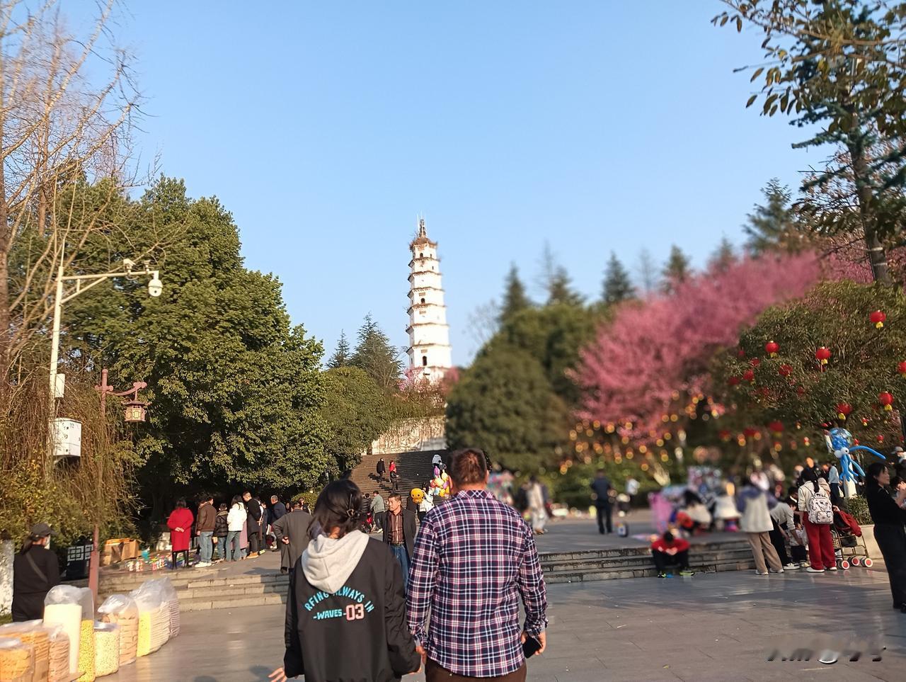 最近胖东来老板于东来一句话上热搜：“幸福很简单，100平房子、几十万存款，够