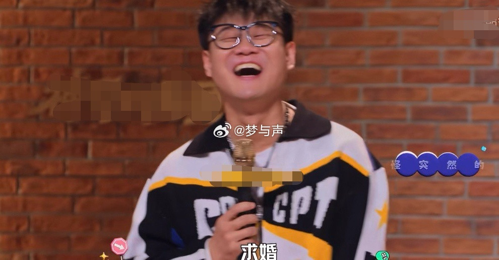 谁家脱口秀办成求婚现场啊起猛了在脱口秀里看到求婚了听段子的结果被塞了一嘴狗粮。