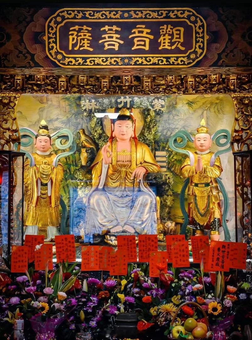 午间礼佛，礼赞观世音菩萨，紫气东来，好运已至，所求、所想、所盼，皆能顺利实现。转