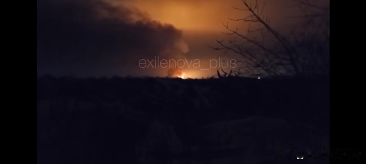 乌克兰空袭俄罗斯弹药库致俄军伤亡惨重！乌克兰昨夜空袭杰巴尓切沃沦陷区的弹药库，