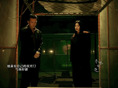 从张俪的左肩到右肩要打车谁懂张俪新造型的震撼！《枭起青壤》林姨双开门大衣，宽肩