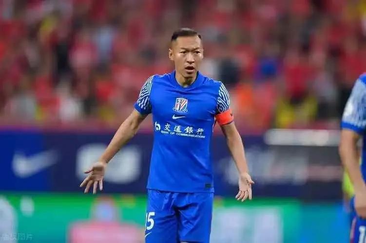 上海德比，成了前国足队友的“友尽赛”！上海申花1：2输给上海海港的比赛中，最后