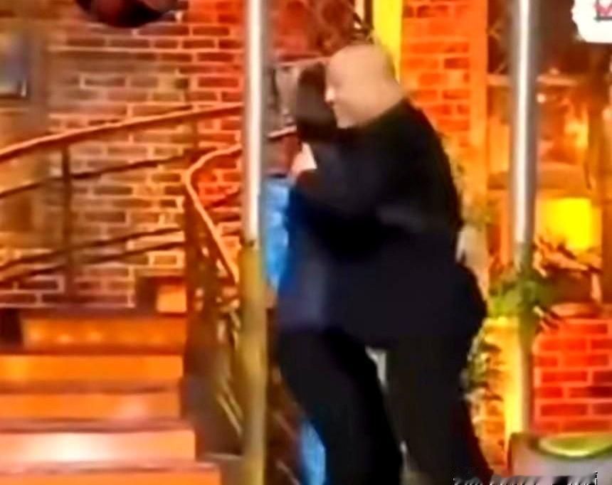 早年综艺旧录像里,闫学晶冲上台给郭德纲一个大拥抱,下一秒抱起对方悬空,台下笑出鹅